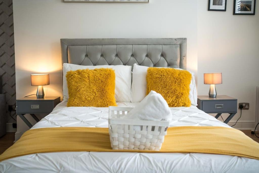 Appartamento Spacious For Up To 4! Sofa Bed Londra