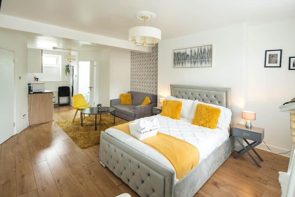 Spacious For Up To 4! Sofa Bed Londra